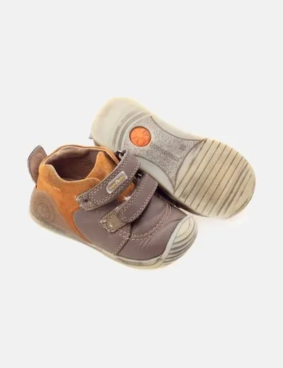 Biomecanics Zapatilla marrón velcro