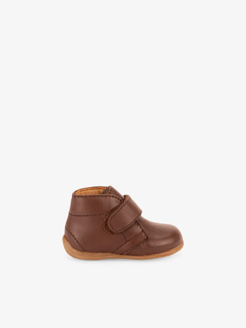 BOTIM CHUKKA EM PELE DE VELCRO COM SOLA FINA