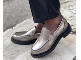 MOCASÍN DE PIEL GENOVA CALZADOS GAYOSO EN COLOR PLATA