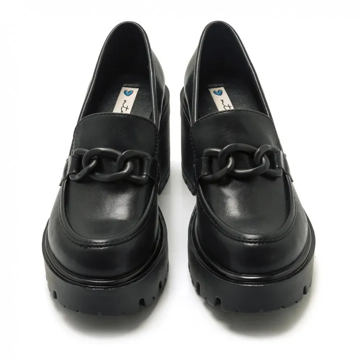 Mocasín Mustang Saba estilo blucher en napa sintético y charol negro